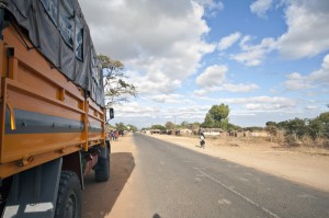 Schwer- und Hilfstransporte durch Afrika - LKW`s am Limit